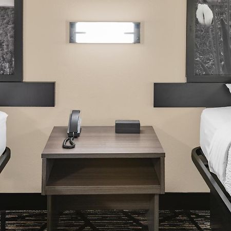 Super 8 By Wyndham Charlottesville Bagian luar foto