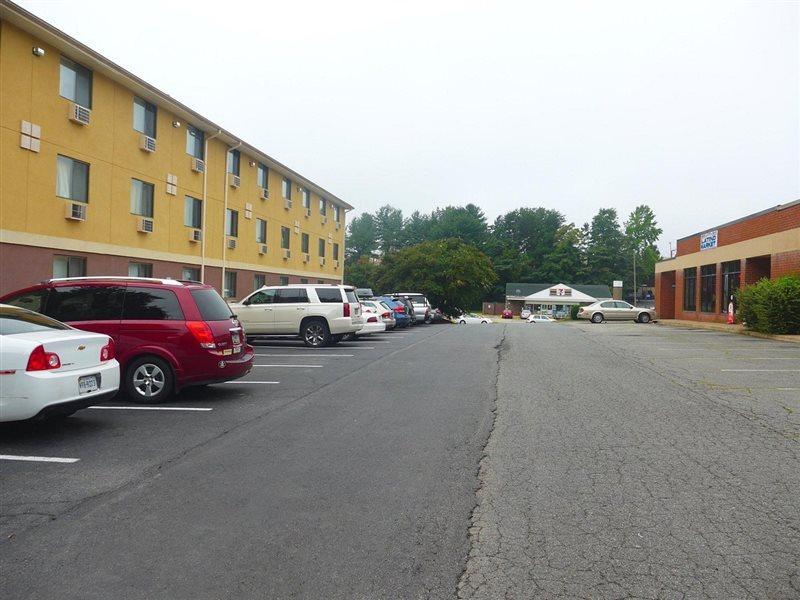 Super 8 By Wyndham Charlottesville Bagian luar foto