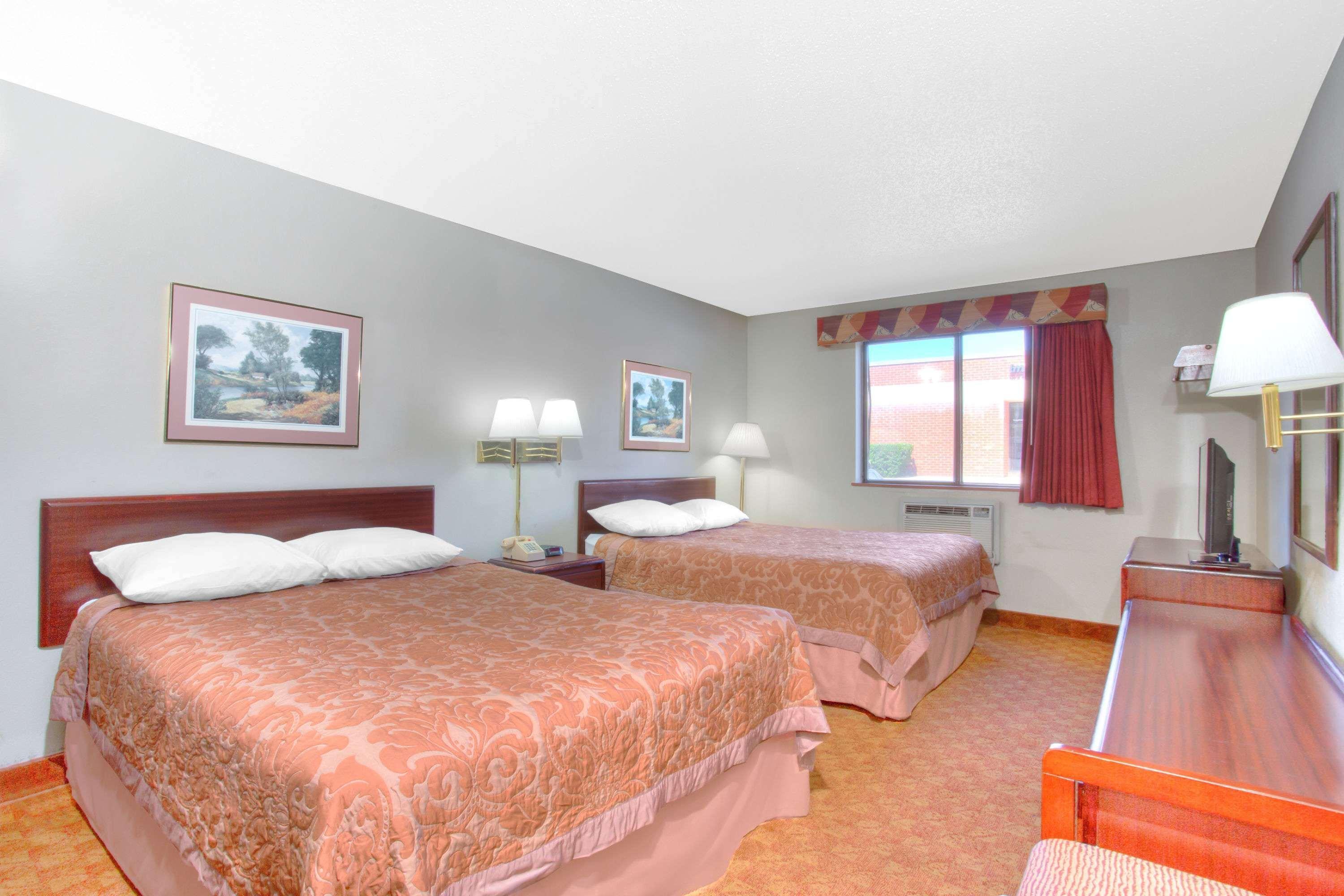 Super 8 By Wyndham Charlottesville Bagian luar foto
