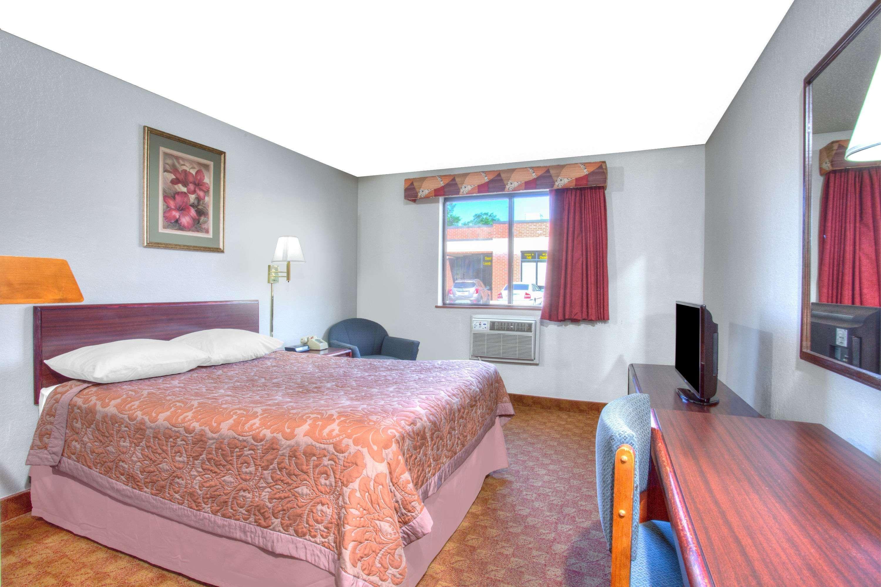 Super 8 By Wyndham Charlottesville Bagian luar foto