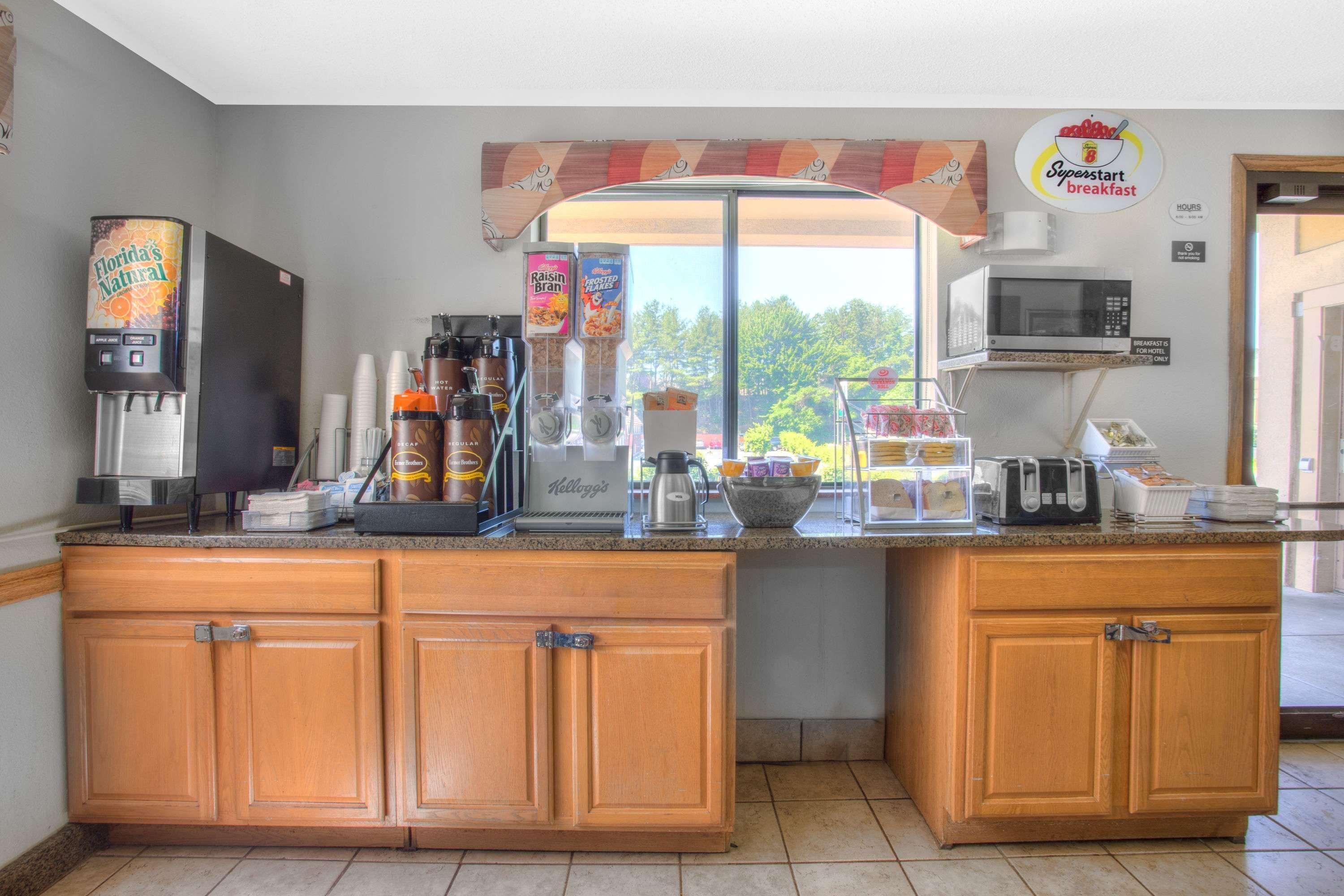 Super 8 By Wyndham Charlottesville Bagian luar foto