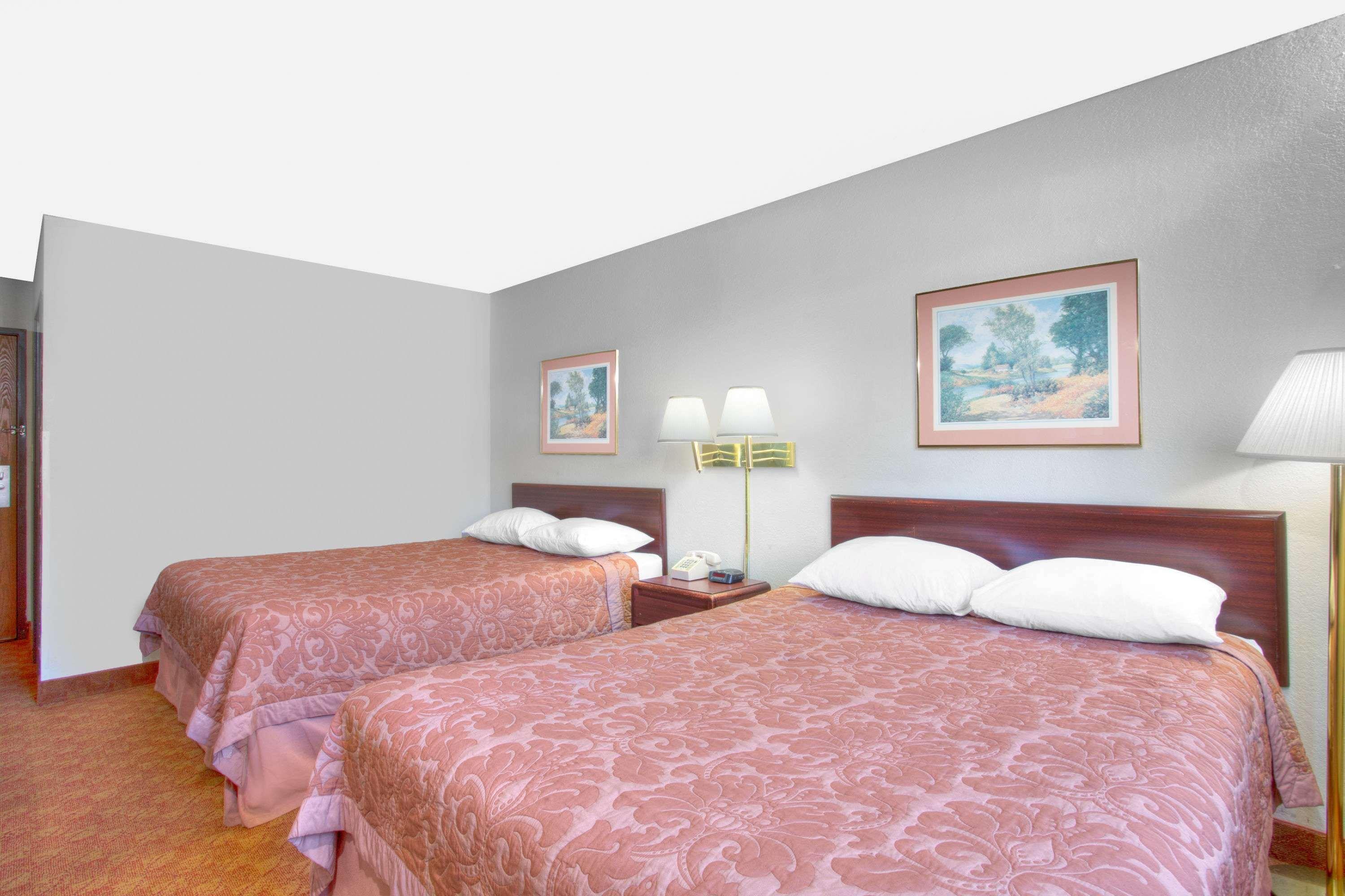 Super 8 By Wyndham Charlottesville Bagian luar foto