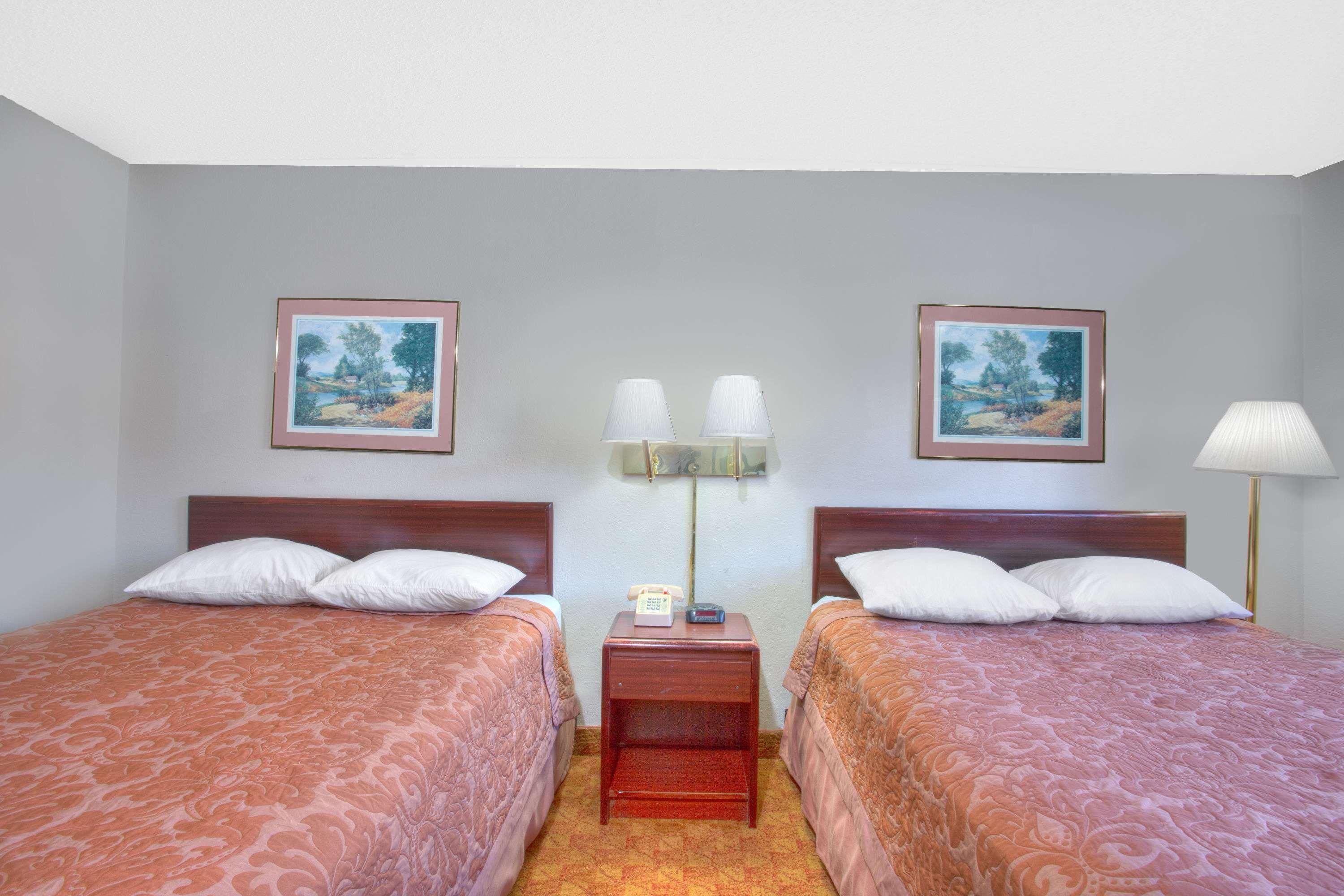 Super 8 By Wyndham Charlottesville Bagian luar foto