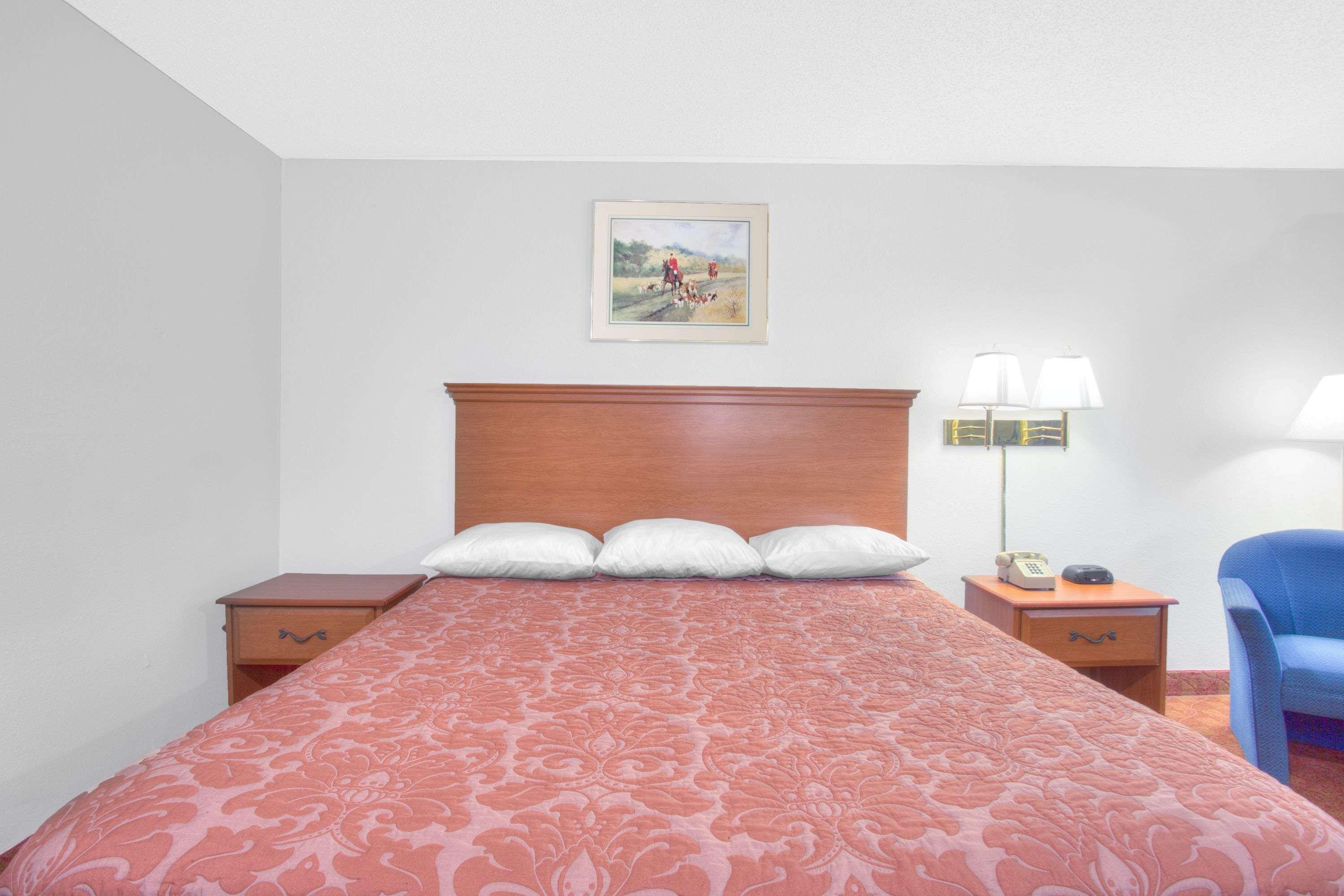 Super 8 By Wyndham Charlottesville Bagian luar foto
