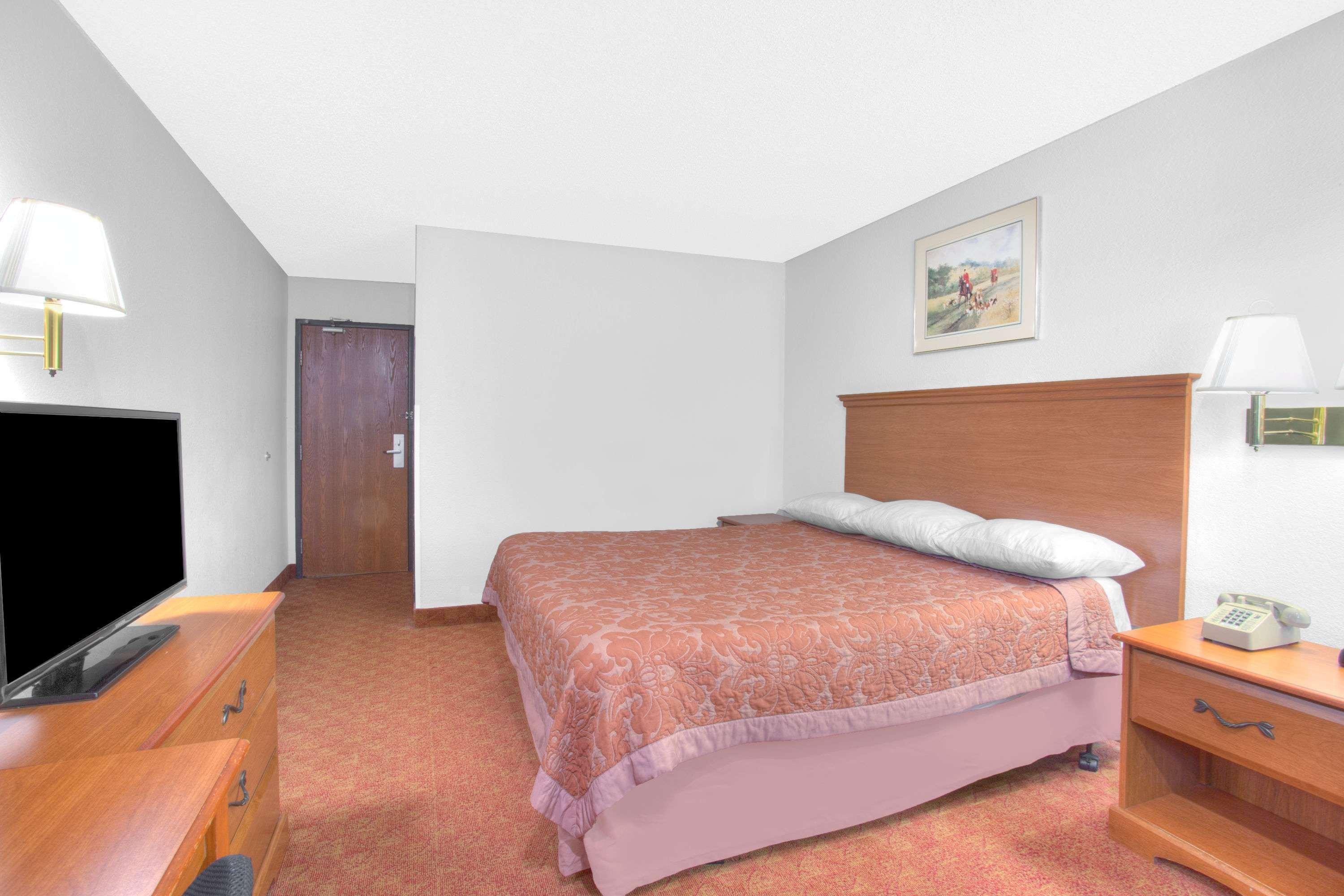 Super 8 By Wyndham Charlottesville Bagian luar foto
