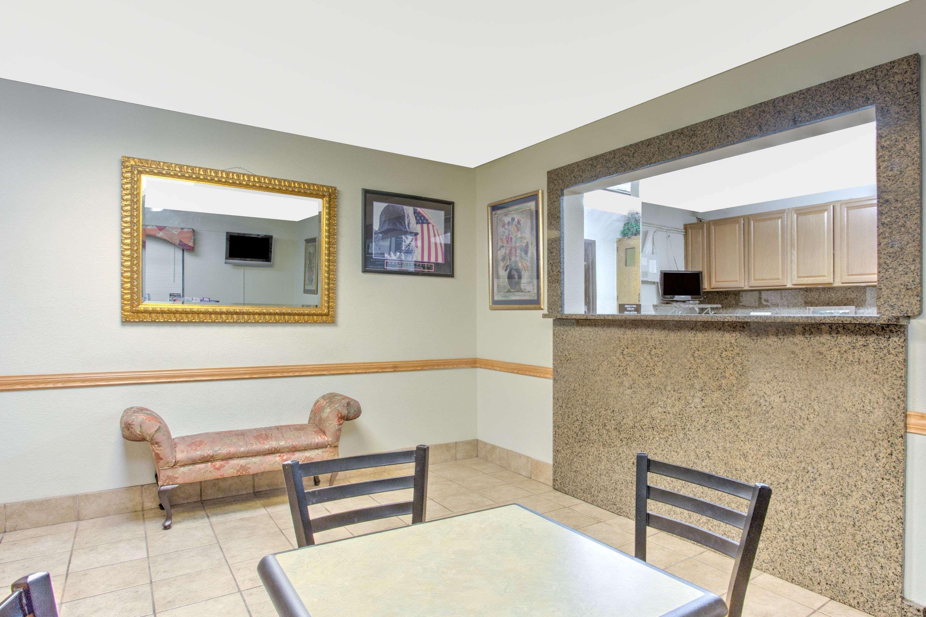 Super 8 By Wyndham Charlottesville Bagian luar foto