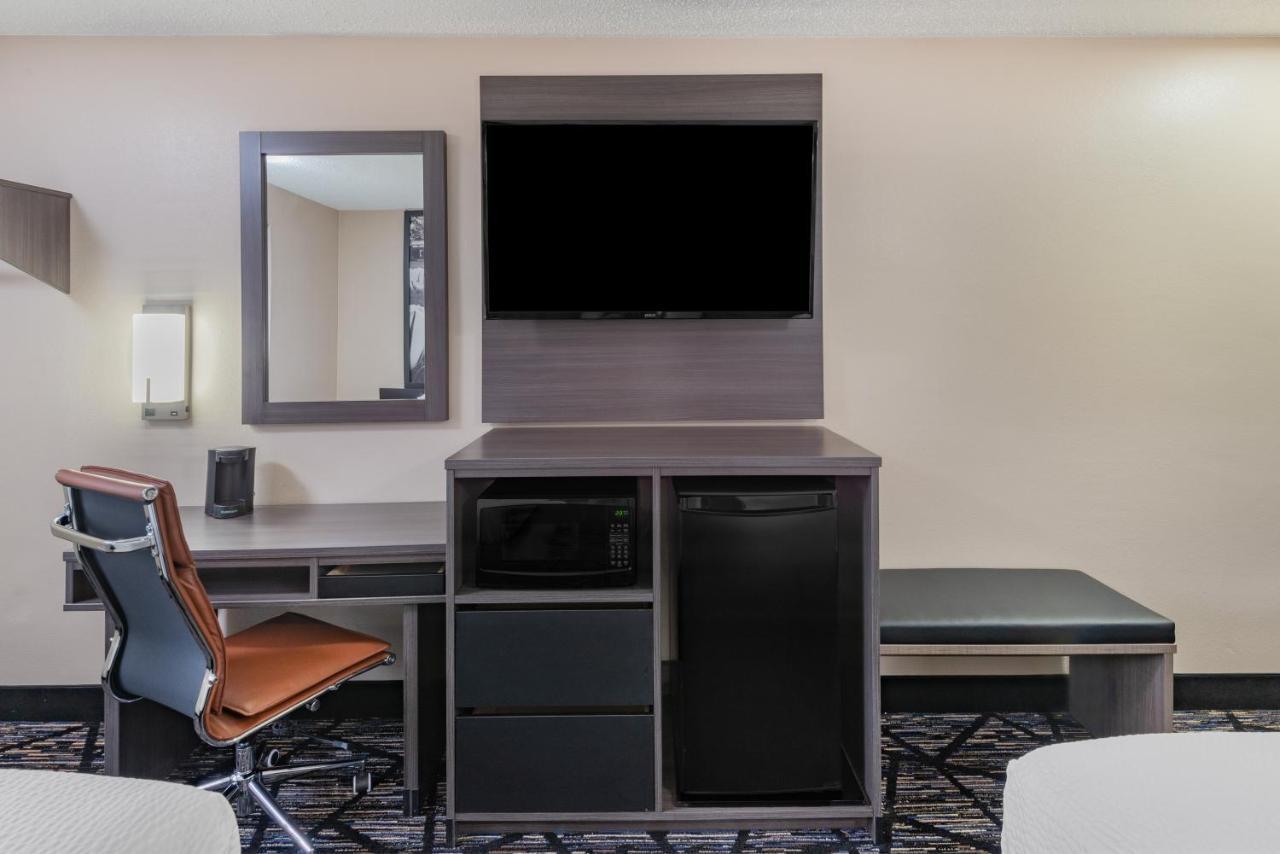 Super 8 By Wyndham Charlottesville Bagian luar foto