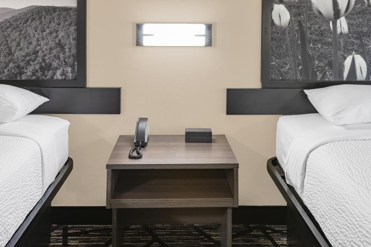 Super 8 By Wyndham Charlottesville Bagian luar foto
