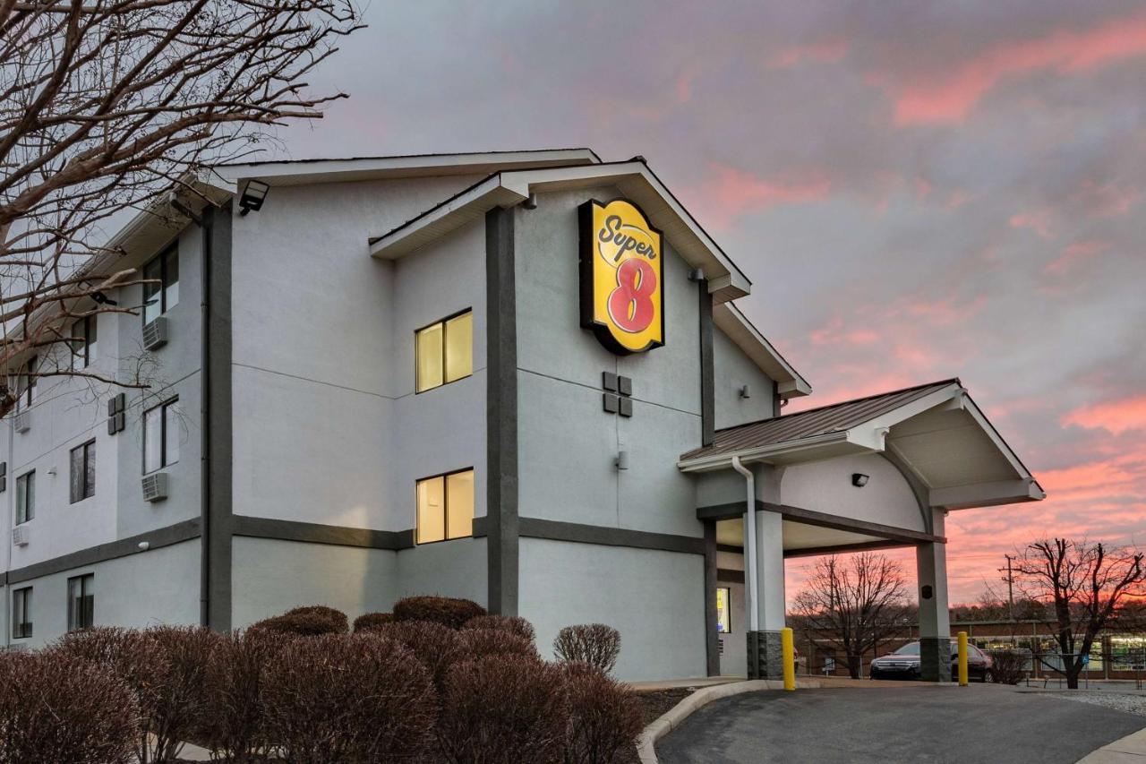 Super 8 By Wyndham Charlottesville Bagian luar foto