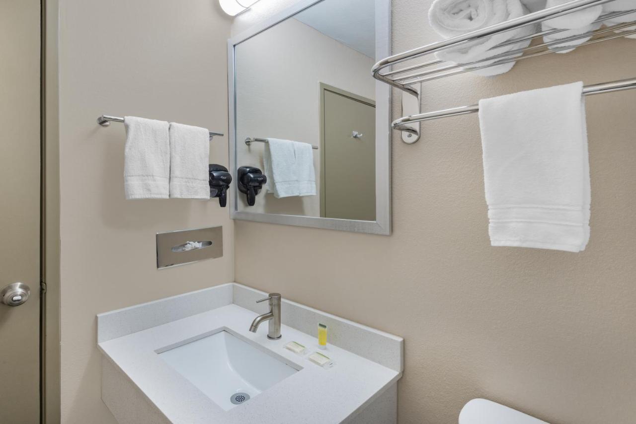 Super 8 By Wyndham Charlottesville Bagian luar foto