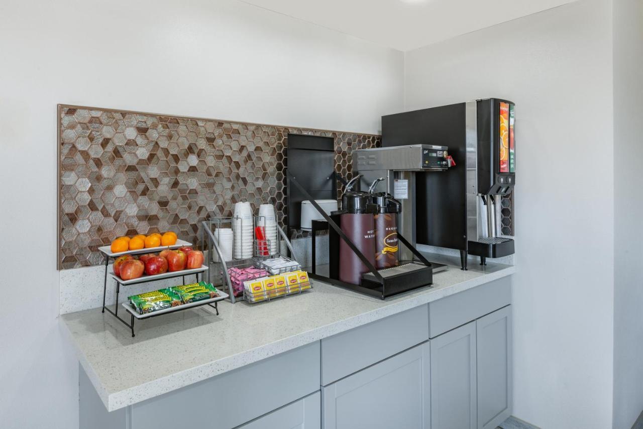 Super 8 By Wyndham Charlottesville Bagian luar foto