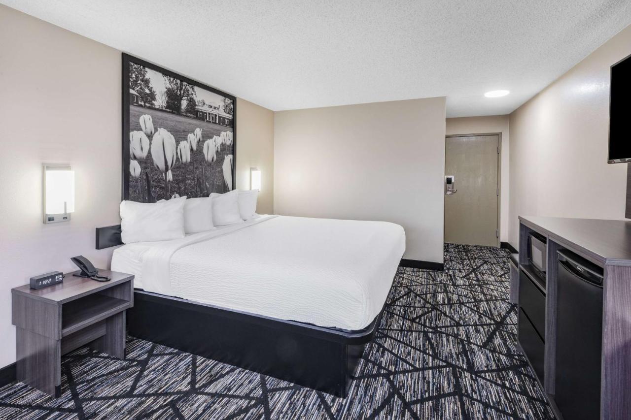 Super 8 By Wyndham Charlottesville Bagian luar foto