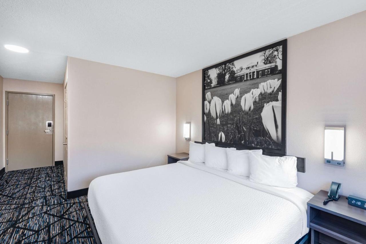 Super 8 By Wyndham Charlottesville Bagian luar foto