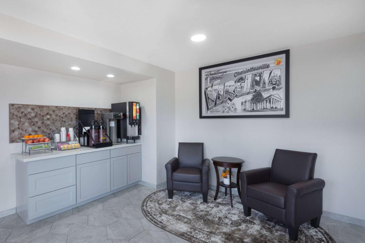 Super 8 By Wyndham Charlottesville Bagian luar foto