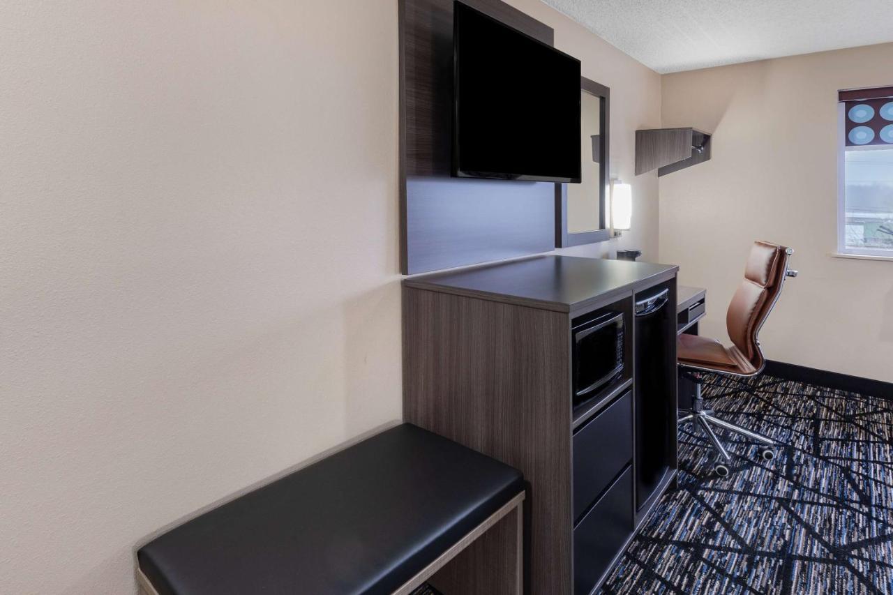 Super 8 By Wyndham Charlottesville Bagian luar foto