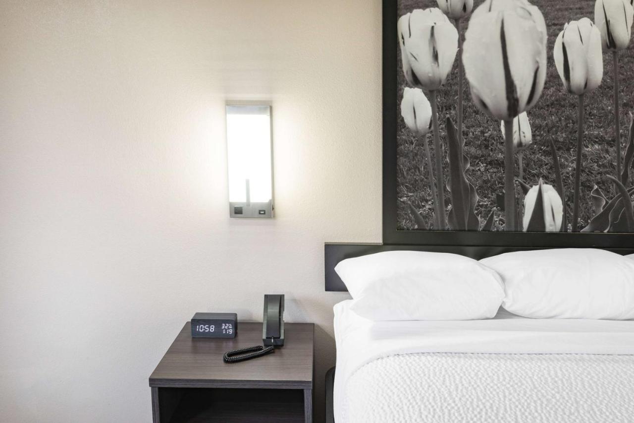 Super 8 By Wyndham Charlottesville Bagian luar foto