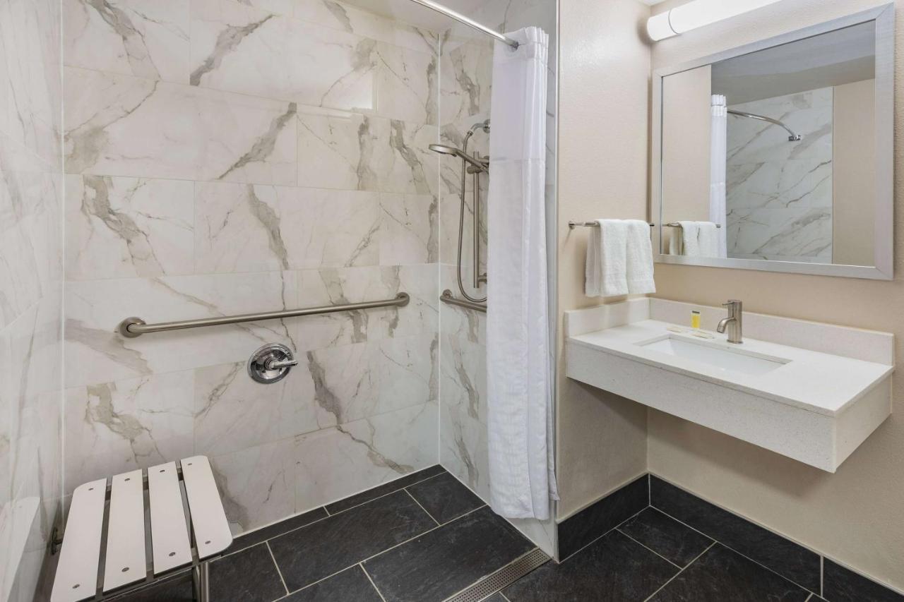 Super 8 By Wyndham Charlottesville Bagian luar foto