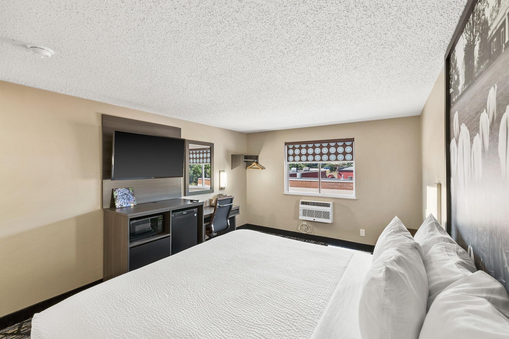 Super 8 By Wyndham Charlottesville Bagian luar foto