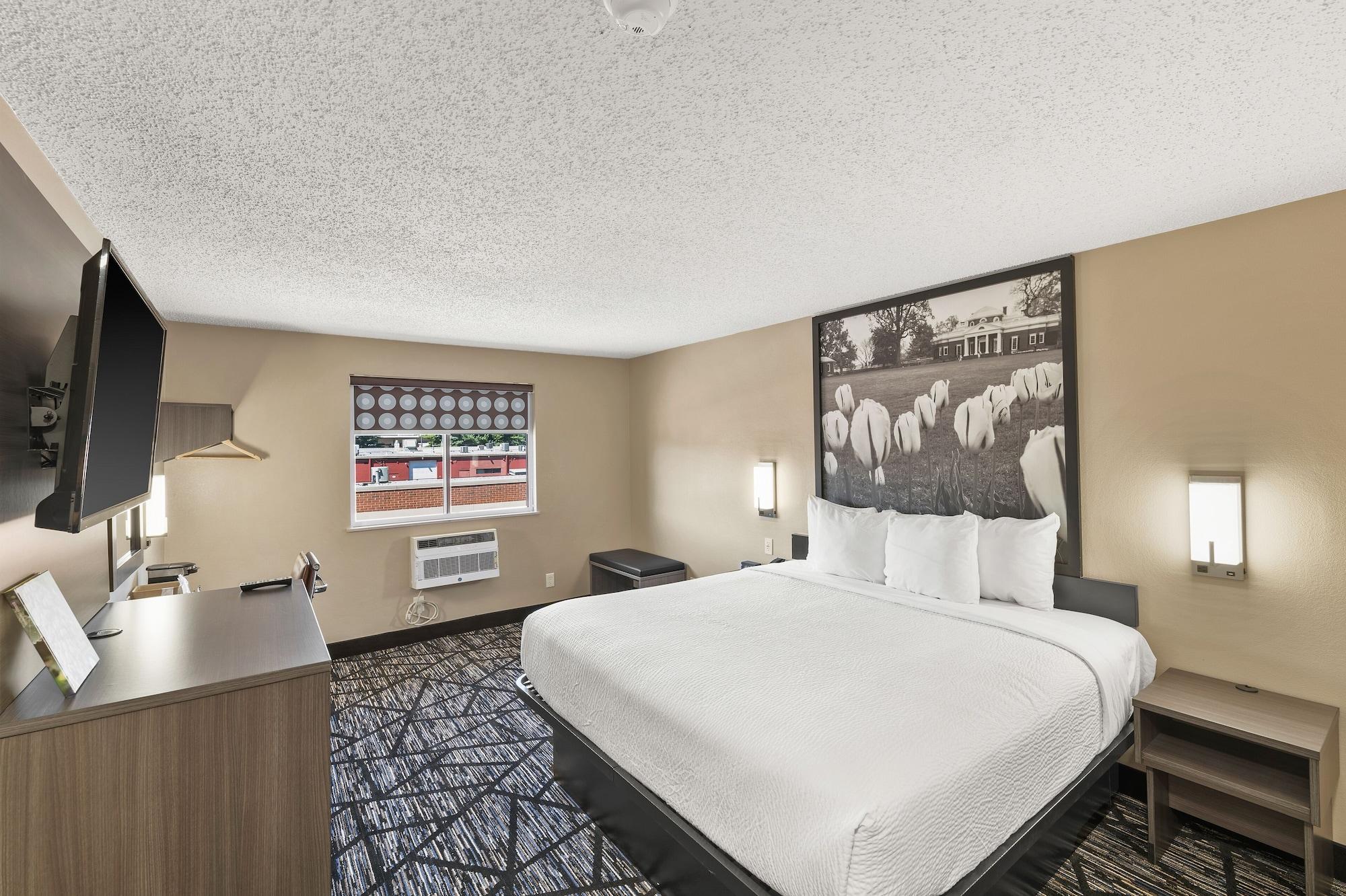 Super 8 By Wyndham Charlottesville Bagian luar foto